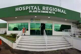 Fachada do Hospital Regional de Ponta Porã, onde jovem morreu neste domingo. (Foto: Arquivo)