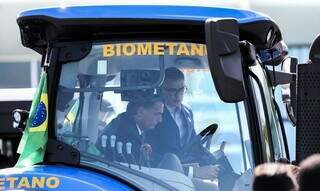 Presidente Jair Bolsonaro pilota trator movido a biometano após entrevista a jornalistas no Palácio do Alvorada. (Foto: Agência Brasil)