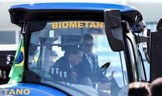 Presidente conduzindo trator movido a biometano. (Foto: José Cruz/Agência Brasil)