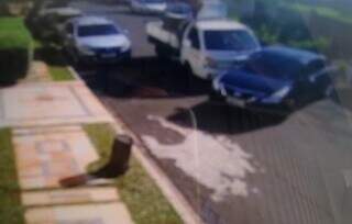 Carro &eacute; arrastado em acidente com caminhonete no Itanhang&aacute; Park
