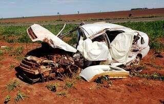 Colisão frontal entre carro e caminhão mata mãe e filho na BR 376