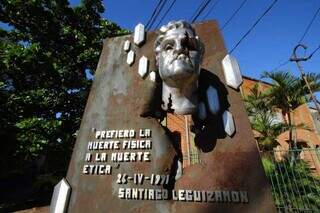 Monumento pela morte de Santiago Leguizamón, construído em Asunción. (Foto: La Nación)