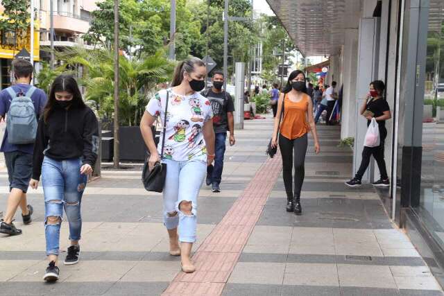 Maioria diz que ainda usa m&aacute;scaras, mesmo em locais j&aacute; liberados