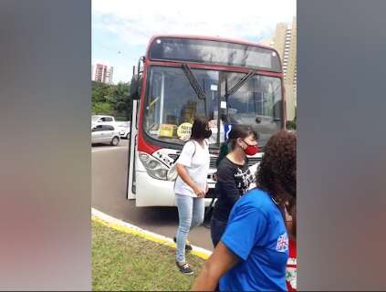 Ônibus quebra e deixa passageiros a pé na Avenida Afonso Pena