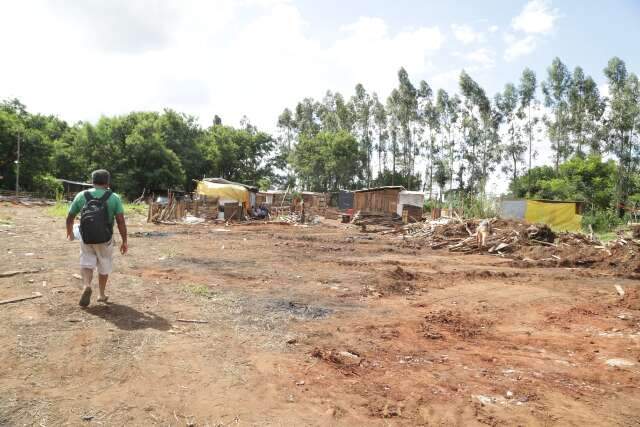 Moradores resistem e desocupa&ccedil;&atilde;o no Parque do Sol dura quase dois dias