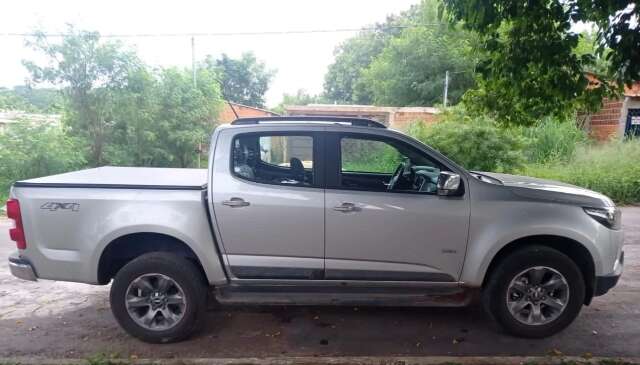Homem &eacute; preso em rodovi&aacute;ria ap&oacute;s abandonar camionete roubada