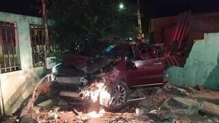 &quot;Ouvi um estralo&quot;: dona de casa v&ecirc; muro destru&iacute;do por carro e at&eacute; ajuda pol&iacute;cia
