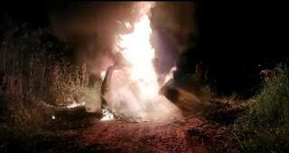 Carro usado por pistoleiros é destruído pelo fogo ontem à noite, em Pedro Juan. (Foto: Direto das Ruas)