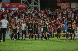 Jogadores do Atlético-GO em campo comemorando a vitória desta noite. (Foto: Atlético-GO/Twitter) 