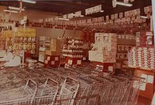 Uma das lojas ainda em 1975, quando maior parte dos trabalhadores iniciou a vida profissional. (Foto: Arquivo Pessoal)