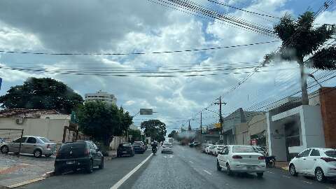 Céu fechado e queda na temperatura anunciam pancada de chuva em Campo Grande 