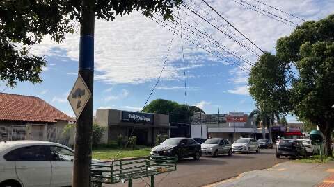 Leitor reclama de fiação caída em frente a escola estadual na Bom Pastor  