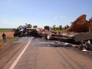 Cabine de caminhão ficou completamente destruída em acidente. (Foto: Divulgação / PRF)