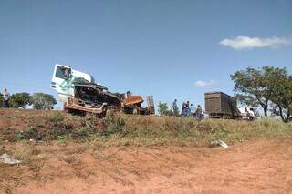 Cabine de caminhão ficou completamente destruída em acidente. (Foto: Notícias do Cerrado)