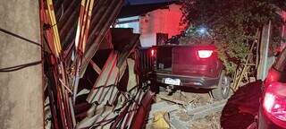 Motorista foge de abordagem, invade casa e pol&iacute;cia encontra R$ 16 mil em carro 