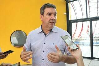 Secretário de Infraestrutura, Eduardo Riedel, durante visita final às obras do aquário (Foto: Paulo Francis)