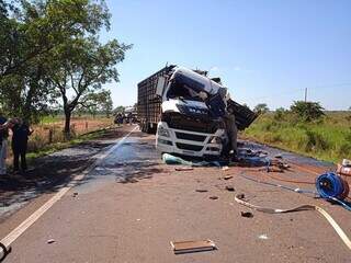 Caminhão envolvido em acidente nesta manhã. (Foto: Divulgação / PRF)