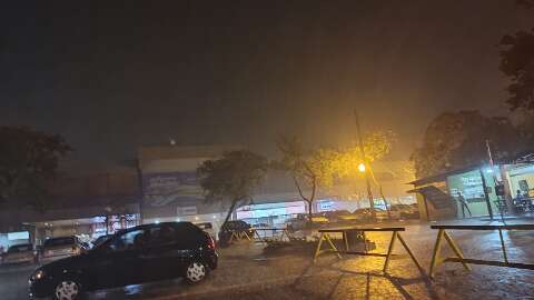 Chuva retorna causando alagamentos e congestionamento em cidade de MS
