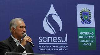 Governador Reinaldo Azambuja em discurso na Sanesul (Foto: Divulgação)