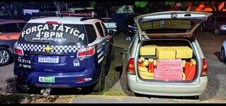 Veículo carregado com os tabletes de droga apreendidos. (Foto: Polícia Militar) 