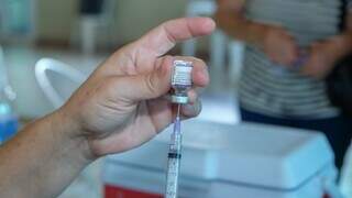 Profissional de saúde prepara dose de vacina para aplicação. (Foto: PMCG)