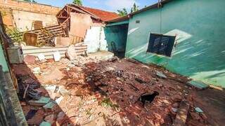 &quot;Ouvi um estralo&quot;: dona de casa v&ecirc; muro destru&iacute;do por carro e at&eacute; ajuda pol&iacute;cia