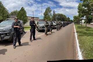 Policiais que chegaram hoje a Ponta Porã para reforçar operação contra traficantes (Foto: Divulgação)