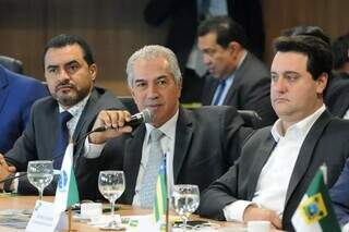 Governador Reinaldo Azambuja na mesa do Fórum de Governadores. (Foto: Divulgação)