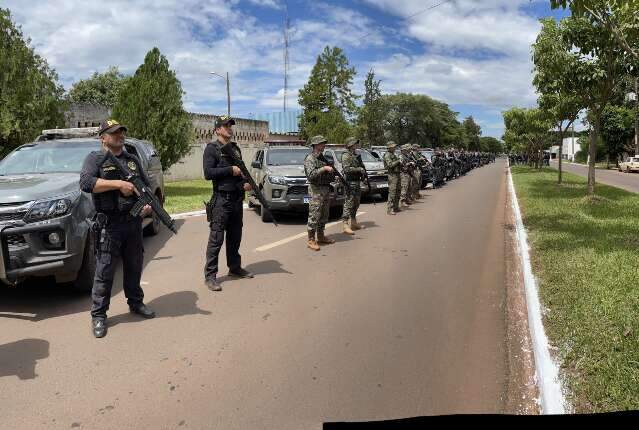 Pol&iacute;cia p&otilde;e 330 homens &agrave; ca&ccedil;a de traficantes que atiraram em PM do Bope