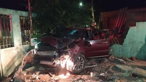 Motorista foge de abordagem, invade casa e pol&iacute;cia encontra R$ 16 mil em carro 