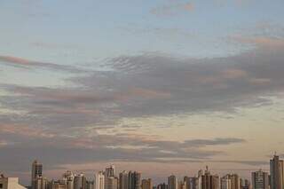 Céu da Capital, visto do Jardim São Bento, com algumas nuvens. (Foto: Henrique Kawaminami)