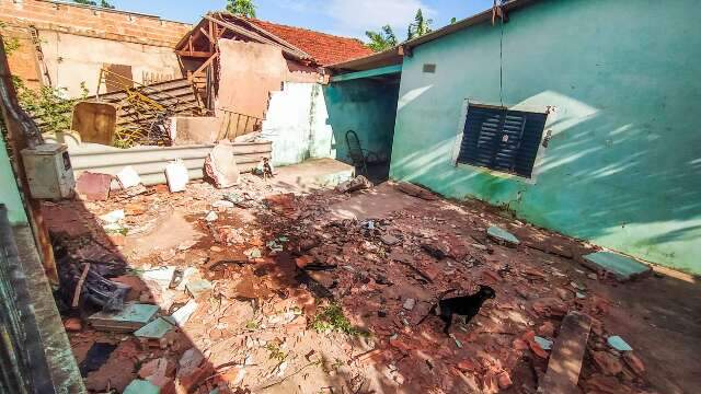 &quot;Ouvi um estralo&quot;: dona de casa v&ecirc; muro destru&iacute;do por carro e at&eacute; ajuda pol&iacute;cia