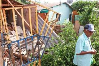 "Ouvi um estralo": dona de casa vê muro destruído por carro e até ajuda polícia "Ouvi um estralo": dona de casa vê muro destruído por carro e até ajuda polícia