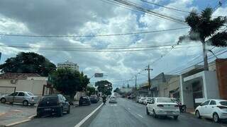 Céu nubaldo e garoa na área central de Campo Grande. (Foto: Lucimar Couto)