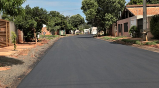 Uma das ruas do Bairro Rita Vieira que recebeu asfalto novo. (Foto: Divulgação/Prefeitura)