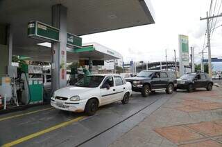 Movimentação em um dos postos de combustíveis da Capital. (Foto: Arquivo/Campo Grande News)