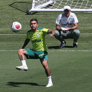 Atacante Dudu domina a bola sob olhar atento do técnico Abel Ferreira (Foto: Divulgação)