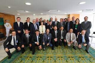  Presidente Jair Bolsonaro (PL), ministra da Agricultura, Pecuária e Abastecimento, Tereza Cristina (PP), diretor financeiro da Aprosoja/MS (Associação dos Produtores de Soja e Milho de Mato Grosso do Sul), Jorge Michelc, e demais integrandes da comitiva nacional (Foto: Divulgação/Aprosoja)