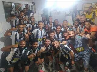 Jogadores do Operário celebram vitória no vestiário (Foto: Divulgação)