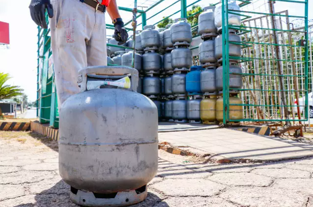 Em um ano, g&aacute;s de cozinha subiu 47% e varia at&eacute; 29% nas revendedoras