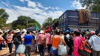 Campesinos de regiões próximas à fronteira sobem em caminhões para chegar à capital (Foto: ABC Color)