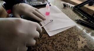 Teste sendo feito para confirmar se tratar de cocaína (Foto: Divulgação | PRF)