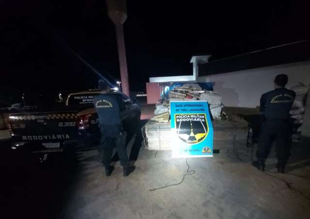  Caminhonete apreendida tinha R$ 1,3 milh&atilde;o de maconha sob p&oacute; de serra