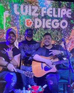 Batman ao lado dos cantores que visitaram o bar. (Foto: Arquivo Pessoal)