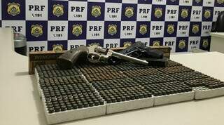 Armas de fogo de uso permitido apreendidas pela PRF; processo para porte continua nas mãos da Polícia Federal. (Foto: Arquivo Campo Grande News)