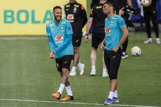 Neymar e Casemiro em momento de descontração no treino da Seleção. (Foto: CBF)