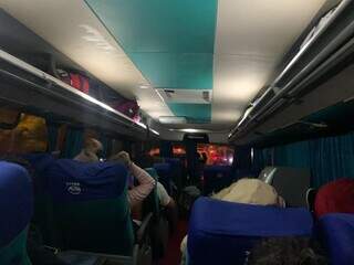 Passageiros dentro do ônibus retornando para Pedro Juan. (Foto: Ângela Kempfer) 