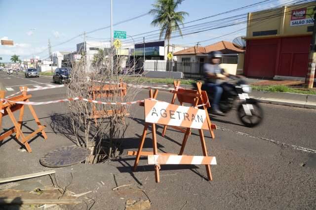 Buracos, bueiro aberto e obst&aacute;culos exigem maior aten&ccedil;&atilde;o no tr&acirc;nsito da Capital 