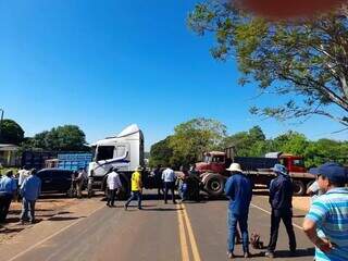 Estrada bloqueada por caminhoneiros paraguaios perto da fronteira com MS. (Foto: Direto das Ruas)