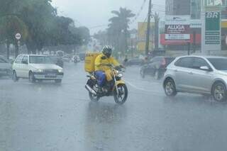 Na Avenida Afonso Pena, motoristas foram surpreendidos pela chuva. (Foto: Kísie Ainoã)